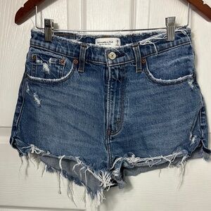 Abercrombie & Fitch Distressed Denim High Rise Mom Shorts Cut-Off Size 28 / 6